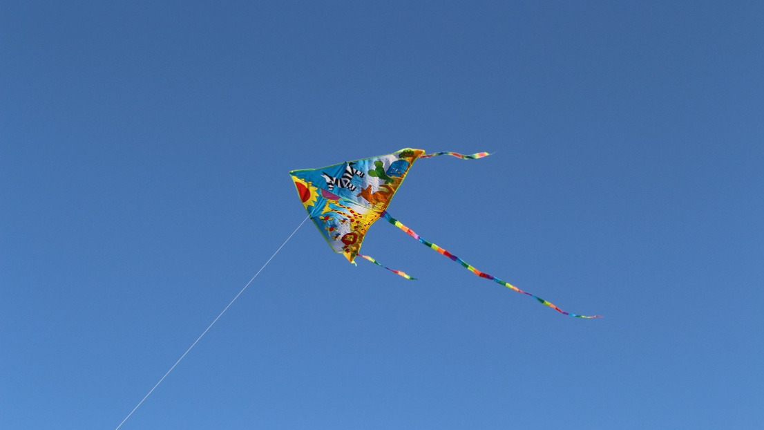 Ein bunter Drachen am blauen Himmel