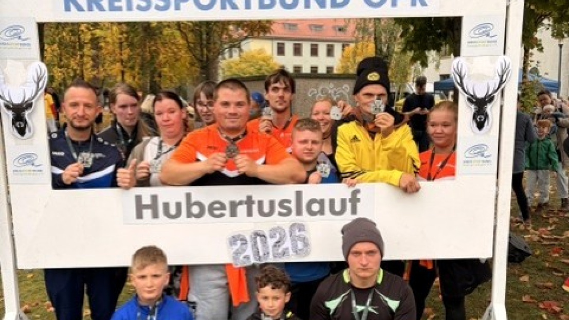 Läuferinnen und Läufer mit Medaillen beim Hubertuslauf 2026 des Kreissportbund OPR