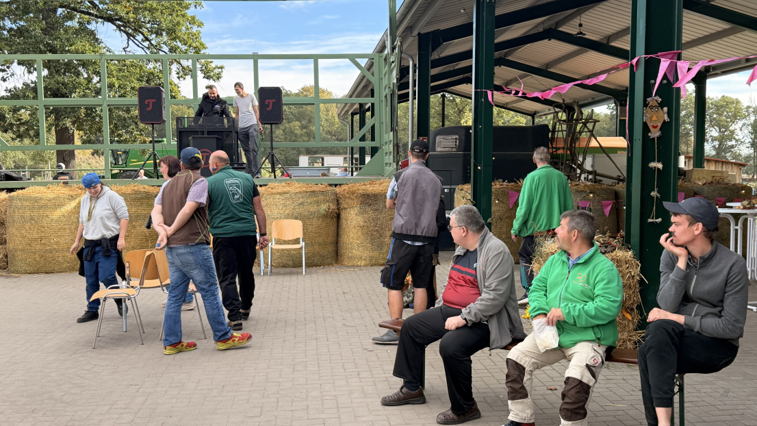 Stuhltanz mit Beschäftigten und Bewohnern zum Erntedankfest