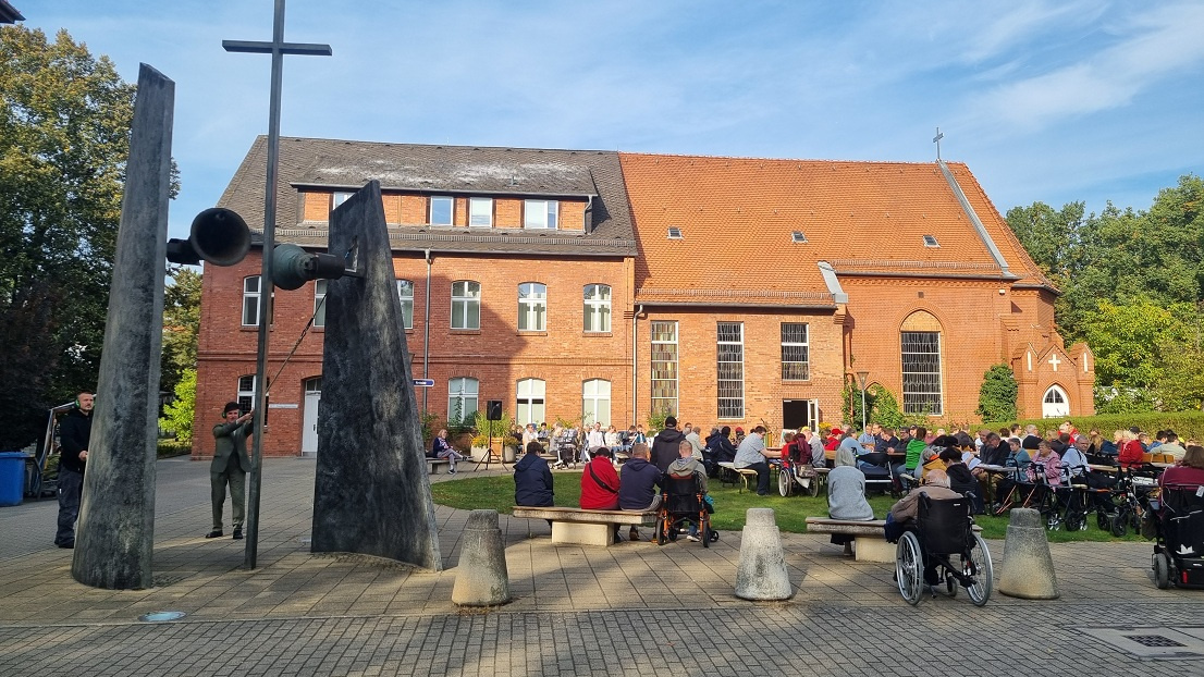 Der Glockenstuhl mit dem Kreuz und die evangelischen Friedenskirche von der Stephanus-Stiftung
