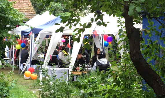 Garten des Oberlin-Seminars mit Festpavillons und Menschen