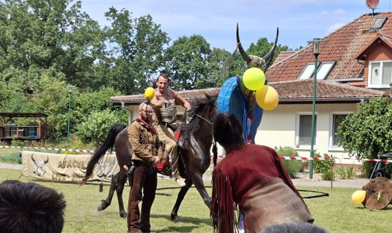 Eine Wildwest-Show mit Pferd