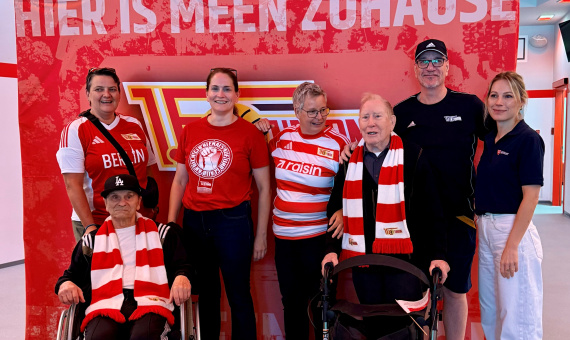 Fans in Rollstuhl und mit Rollator bei FC Union Berlin