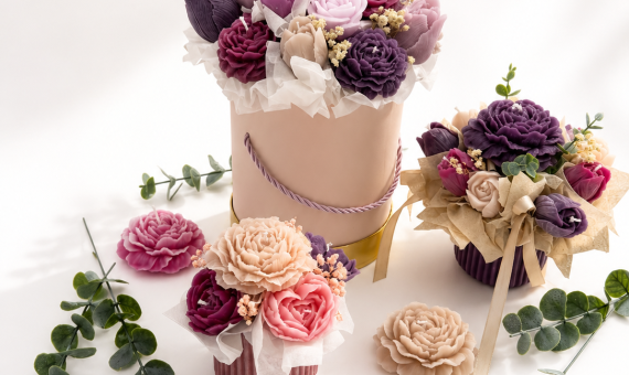 Drei Blumensträuße aus Kerzen. Die Blüten sind Rosen, Tulpen. Es ist ein kleiner, ein mittlerer und ein großer Strauß zu sehen.
