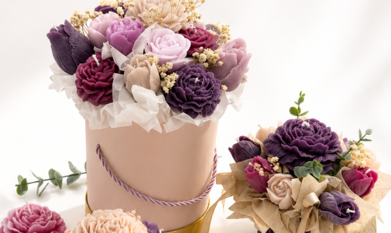 Drei Blumensträuße aus Kerzen. Die Blüten sind Rosen, Tulpen. Es ist ein kleiner, ein mittlerer und ein großer Strauß zu sehen.