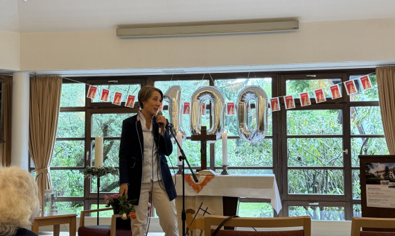Die Vorstandsvorsitzende Dr. Ellen Ueberschär hält eine Festrede im Calvinsaal.