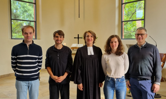 Pfarrerin mit drei jungen Freiwilligen beim Entsendungsgottesdienst in der Kirche