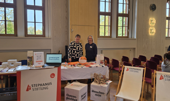 Stephanie Thiedig, Projektkoordinatorin "ferien-inklusiv" und Silke Titze, Projektkoordinatorin "Ambulante Wohnschule" an ihrem Informationsstand im Plenarsaal des Landkreises Uckermark, Prenzlau 