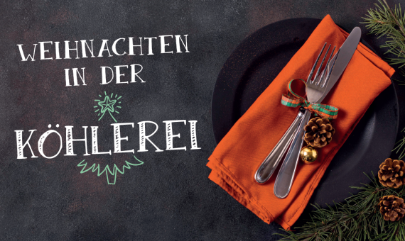 Auf einem schwarzen Tisch liegt eine rote Serviette mit weihnachtlich dekoriertem Besteck.