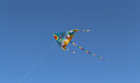 Ein bunter Drachen am blauen Himmel