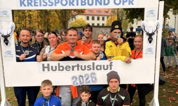 Läuferinnen und Läufer mit Medaillen beim Hubertuslauf 2026 des Kreissportbund OPR