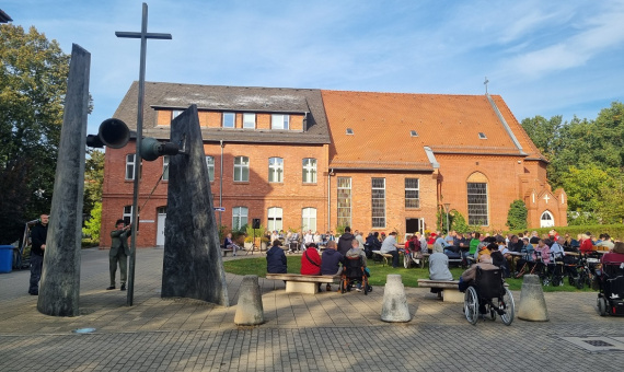 Der Glockenstuhl mit dem Kreuz und die evangelischen Friedenskirche von der Stephanus-Stiftung